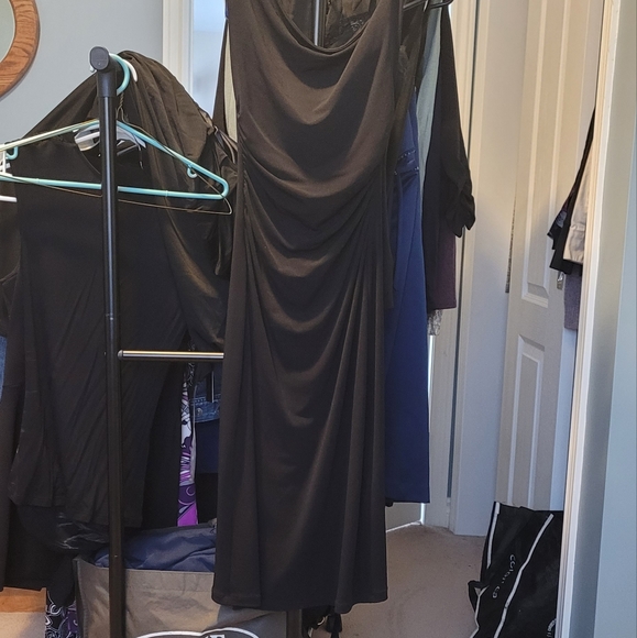 Le Chateau Formal Dress - Picture 2 of 5